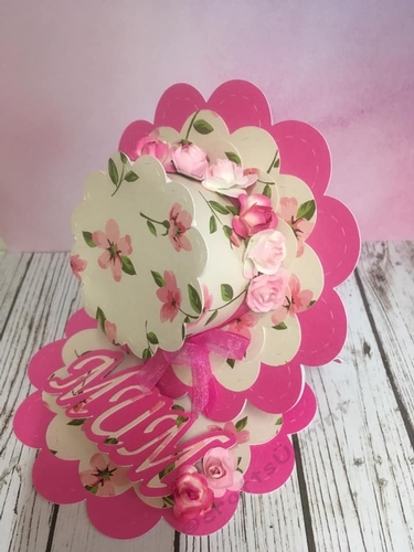 Scalloped and Stitched Hat Easel Card with Mum Sentiment