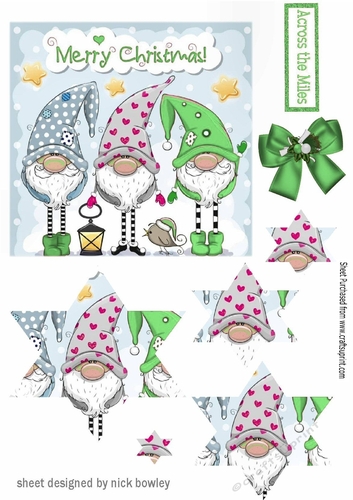 Trio of santas elves with bow and star pyramids (green)
