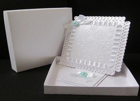Twisted Easel Card D1 with Topper and Gift Box
