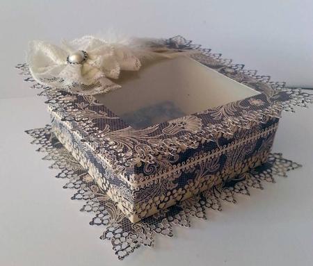 Touch of Romance Square Box with Aperture Lid