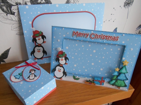 Xmas Penguins Easicut Photo Frame Card Gift Set by BECCY WILTON