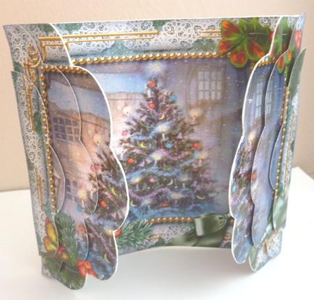 How Tree Looks Holly 5in Side by Side Round Scallop Stacker by Caroline Durnell