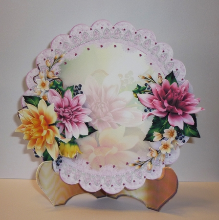 Pretty Ring of Dahlias Scalloped Round Easel Card Mini Kit by Cornelia Orgahs