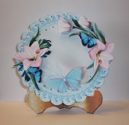 Delicate Flowers & Butterflies Scalloped Round Easel Card Mini Kit by Cornelia Orgahs