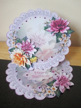 Pretty Ring of Dahlias Scalloped Round Easel Card Mini Kit by Davina Rundle