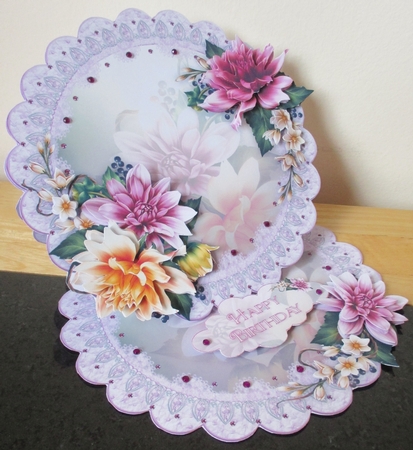 Pretty Ring of Dahlias Scalloped Round Easel Card Mini Kit by Davina Rundle