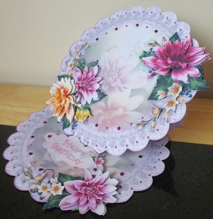 Pretty Ring of Dahlias Scalloped Round Easel Card Mini Kit by Davina Rundle
