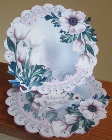 Pretty Ring of Delicate Flowers Scalloped Round Easel Card MIni Kit by Davina Rundle