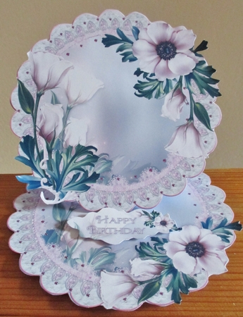 Pretty Ring of Delicate Flowers Scalloped Round Easel Card MIni Kit by Davina Rundle