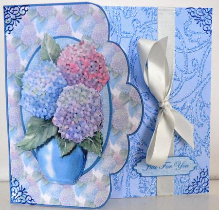 Floral Vase Scallop Edge by Elaine Thompson