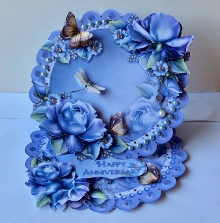 Porceline Ice Roses Scalloped Round Easel Card Mini Kit by Helen Howell