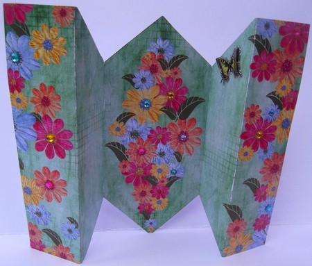 Diamond Fold Flower Card by Hilda Mullinger