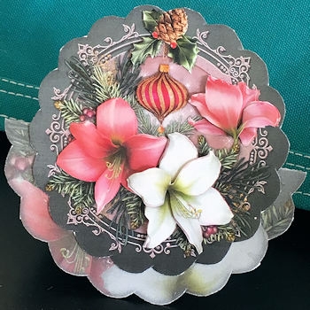 Festive Flora Scallop Wobble Card Mini-Kit by Ine Moren