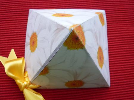Lazy Daisy Pyramid Box by Jan Plimmer