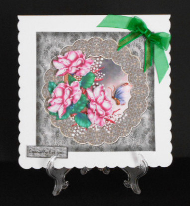 Vintage Roses Round Topper by Joan Prince