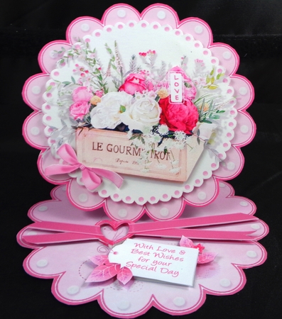 Love You Bouquet Box - Scalloped Easel Card by Linda Short