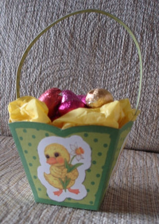 EASTER BASKET 1 - DUCKLING WITH DAFFODIL by Lynne Brown