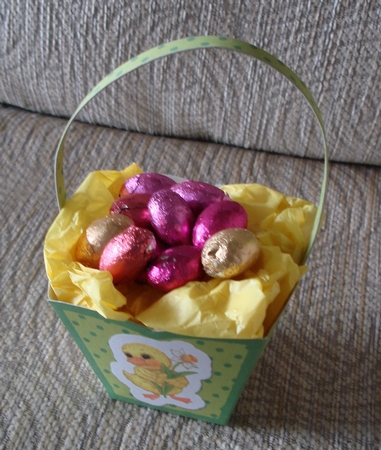 EASTER BASKET 1 - DUCKLING WITH DAFFODIL by Lynne Brown