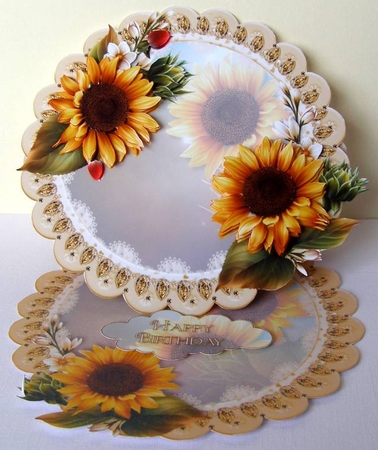 Stunning Sunflowers Scalloped Round Easel Card Mini Kit by Margaret McCartney