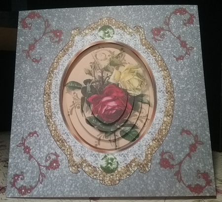 Pretty red/cream roses topper in glitter, wih oval pyramids by Misha Saillant