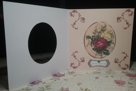 Pretty red/cream roses topper in glitter, wih oval pyramids by Misha Saillant