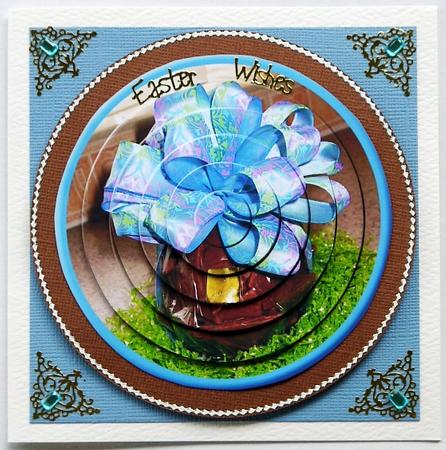 Circular Easy-position Pyramid - Easter Egg by Selina Dittmann