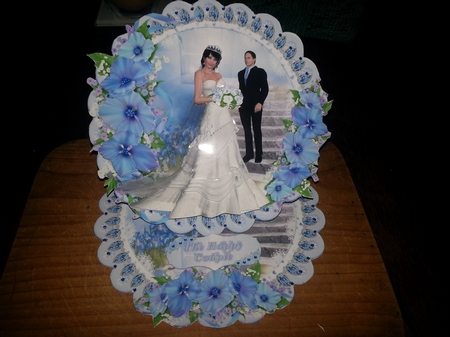 In Blue Bride and Groom Scalloped Round Easel Card by Sue Tonkins