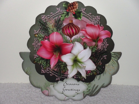 Festive Flora Scallop Wobble Card Mini-Kit by Wayne Swan