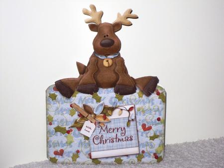 Resting Reindeer Portrait Fold Over the Top Card Kit by Wayne Swan
