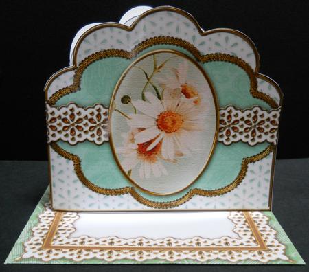 Daisies 1 Em Anglaise Scalloped 3D Decoupage Card Kit by Yvonne Middleton