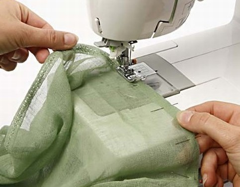 A Cotton Gauze Scarf with Wrinkle Effect