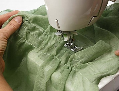 A Cotton Gauze Scarf with Wrinkle Effect