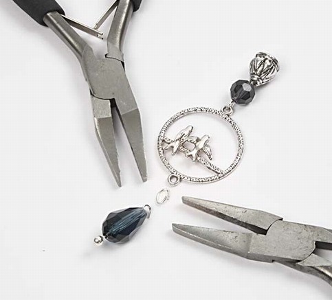 A Necklace with a Pendant - 140057