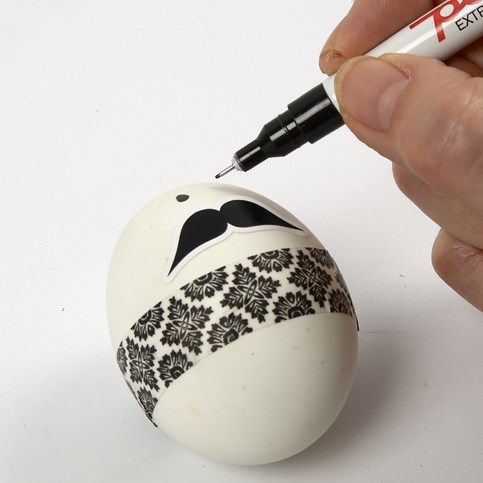 Decorating a Black and White Easter Table