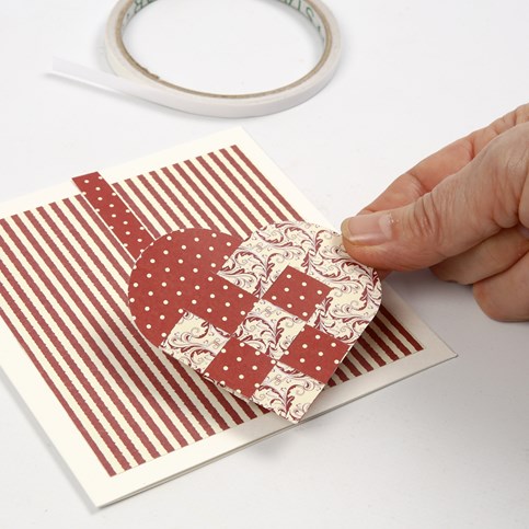 Julekort med hjerte af designpapir og kuvert med laksegl