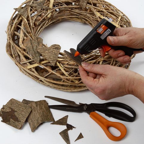 A Front Door Garland with a Sign, Bark Decorations and a natural Hemp Pom-Pom