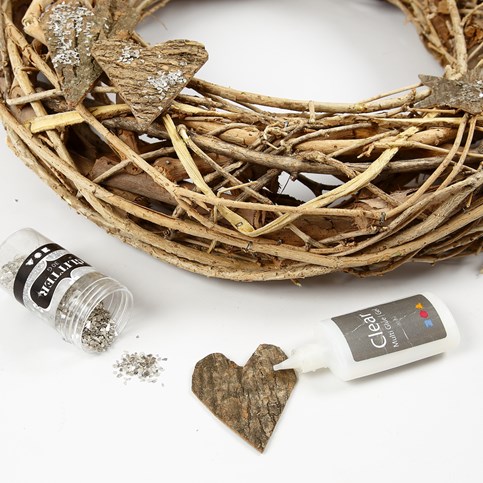 A Front Door Garland with a Sign, Bark Decorations and a natural Hemp Pom-Pom